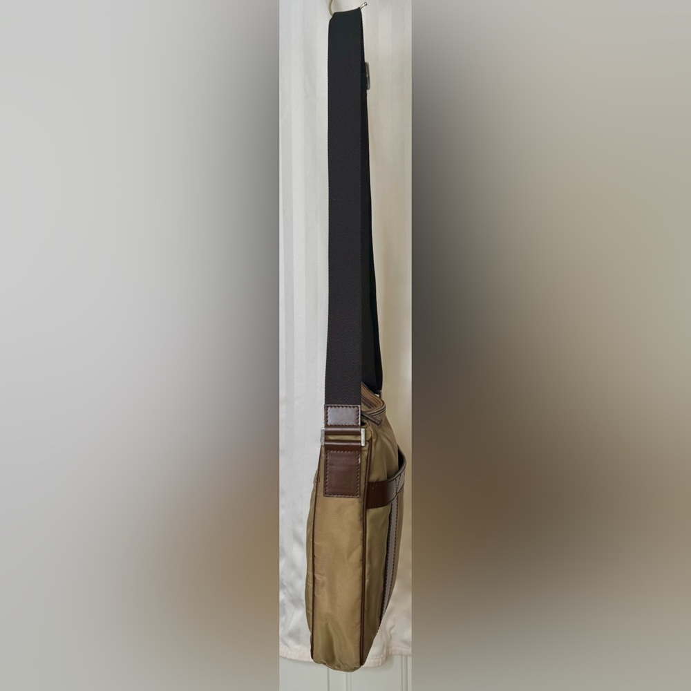 Authentic Salvatore Ferragamo messenger bag - Picture 4 of 14